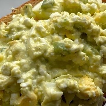 Christine Paytas on Instagram: "save this video when you’re in need of an easy but filling breakfast😌 full details below What you need: 2 hard boiled eggs, I like to make a batch in the air fryer in the beginning of the week so I have them ready to go! 1/2 of an avocado 1/3 cup cottage cheese 1-2 stems green onion Fresh lemon juice, honey, salt & pepper, chili flakes to taste #eggsalad #healthyfood #healthybreakfast #easyrecipes" Creative Egg Recipes, Dill Relish, Eggs Boiled, Dyed Eggs, Macros Diet, Recipes Lunch, Mediterranean Diet Plan, Boiled Egg Diet, Filling Breakfast