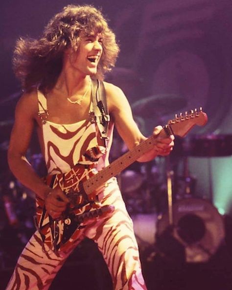 VAN HALEN! on Instagram: “Diver Down Tour, 1982 • • • • • • • • • (Photographer📸- Unknown) (Source - Pinterest) (Taken📸 - 1982) #eddievanhalen #evh #evhgear…” Metal Outfits, Diver Down, Famous Guitars, David Lee Roth, Valerie Bertinelli, Best Guitarist, Cool Electric Guitars, Rock And Roll Bands, Eddie Van Halen