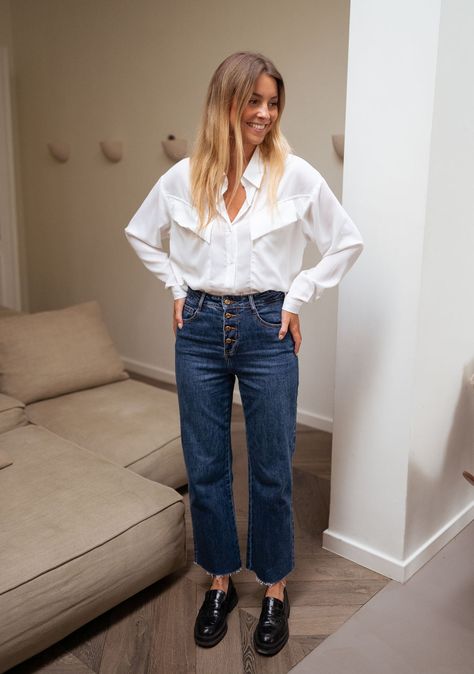 Blue Frenchy Jeans – Easy Clothes North America Blue Jean Outfits, Look Jean, Jean Trends, Fashion Mistakes, Looks Chic, 가을 패션, Looks Style, Mode Inspiration, Work Fashion