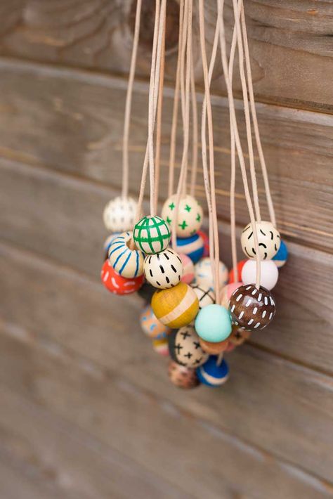 Wooden Bead Necklace, Wooden Bead Necklaces, Precious Jewelry, Bead Designs, Diy Necklace, Hobbies And Crafts, Diy Beads, Bead Crafts, Wooden Beads