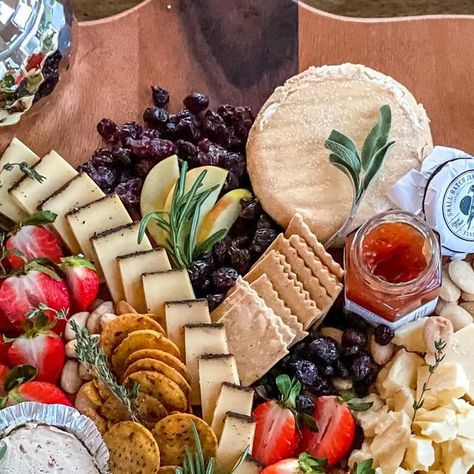 Emily Love Leserman on Instagram: "SWIPE TO BUILD THIS NEW YEARS BOARD⁣ ⁣ picture two gives you a full shopping list! ⁣ ⁣ disco balls 🪩 not included" Charcuterie Board Themes New Years, Disco Ball Charcuterie Board, New Year’s Eve Snack Board, Moon And Star Charcuterie Board, Retro Charcuterie Board, Cheese Platter, Disco Balls, Cheese Platters, Party Food Appetizers