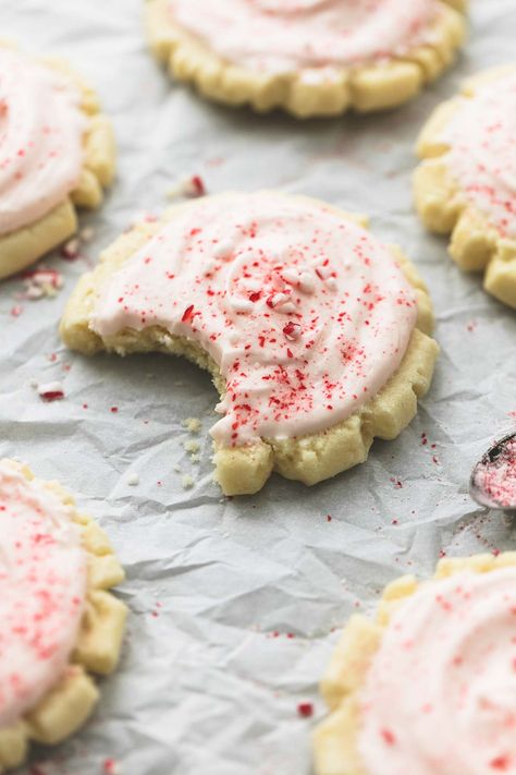 Super soft crinkle-edge peppermint sugar cookies with peppermint cream cheese frosting are the perfect holiday treat for peppermint lovers! Christmas Cookies Peppermint, Swig Cookies, Cookies Peppermint, Peppermint Sugar Cookies, Easy Holiday Treats, Peppermint Cream, Peppermint Sugar, Peppermint Cookies, Cookies Recipes Christmas