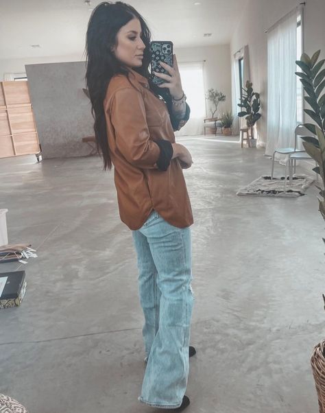 Chelsea Deboer Style, Stylish Mom Outfits, Chelsea Houska, Chelsea Deboer, Curvy Casual Outfits, Simple Fall Outfits, Nashville Outfits, Cold Outfits, Boho Casual