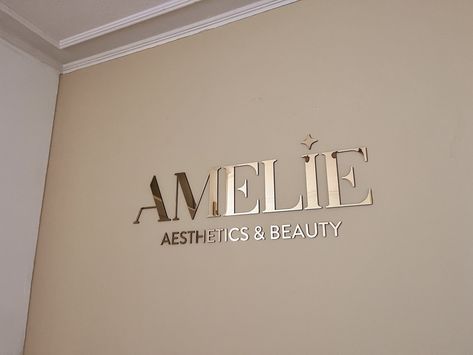 Logo Mirror, Med Spa Suite Decor, Black And White Salon Decor, Salon Signage, Beauty Bar Ideas, Lash Room Ideas, Salon Interior Design Ideas, Waiting Room Design, Home Spa Room