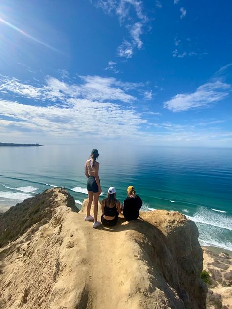 Beach Hike Aesthetic Summer, Beach Hike Outfit, Jolyn Aesthetic, Summer Beach Poses, Mallory Aesthetic, Hike Aesthetic, Hike Outfit, Hiking With Friends, Hiking Summer