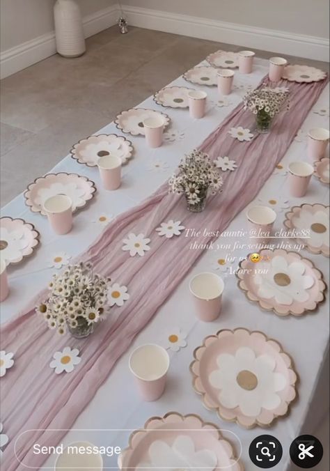 Daisy Baby Shower, Flower Birthday Party, Idee Babyshower, Daisy Party, Baby Birthday Decorations, Simple Hijab, First Birthday Party Themes, First Birthday Themes, Baby Birthday Party