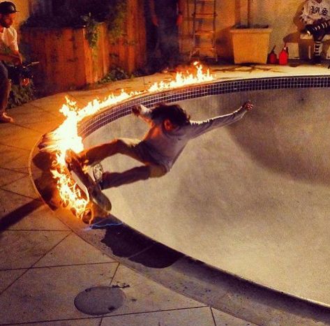 Skate Photography, Skate Vibes, Hard Photo, Skate Aesthetic, Skateboarding Tricks, Skateboard Aesthetic, Skate Photos, Skater Vibes, Skateboard Photography