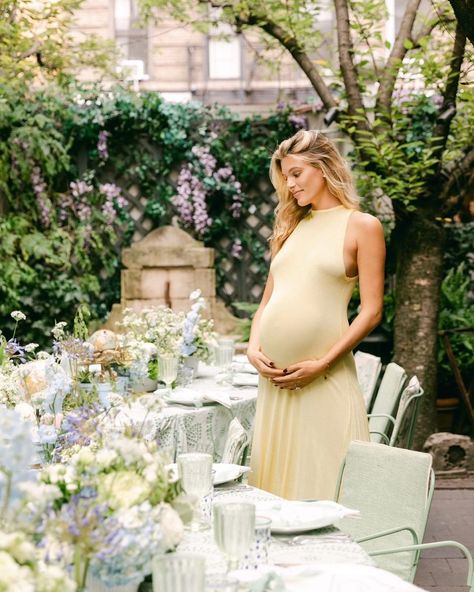 Maternity Photography Poses Outdoors, Baby Bump Photos, Feminine Energy Aesthetic, Preggo Fashion, Future Mommy, Elegant Baby Shower, Mommy Goals, Stylish Maternity Outfits, Maternity Photography Poses