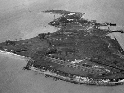 Get a Drone's-Eye View of Hart Island Manhattan's Off-Limits Potter's Field Hart Island, The Bowery Boys, Rikers Island, Manhattan City, Left For Dead, In Memorium, Places In New York, Public Park, Grave Markers