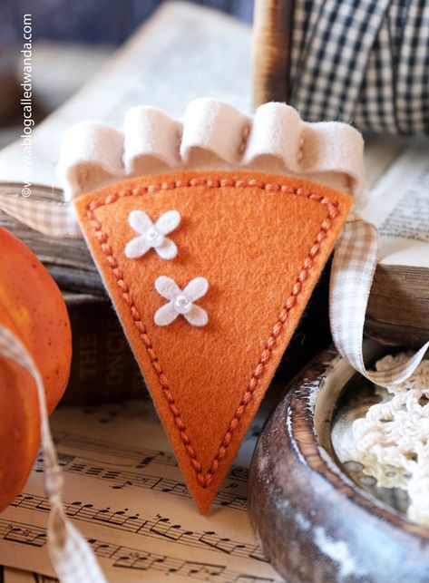 Felt Pie Slice Garland, Thanksgiving Pie Garland, Thanksgiving Felt Garland Diy, Felt Turkey Craft, Felt Pie Garland Diy, Felt Pie Pattern, Felt Fall Decor, Felt Pie Garland, Fall Felt Ornaments