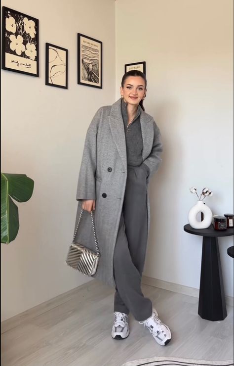 Grey Overcoat Outfit Women, Grey Pullover Outfit, Overcoat Outfit, Grey Outfits, Grey Winter Coat, Grey Overcoat, Simple Winter Outfits, Pullovers Outfit, Knee Length Coat