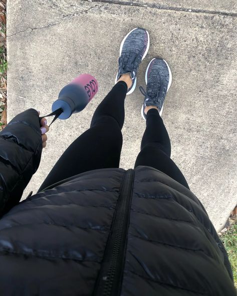 Walking Shoes Aesthetic, Outfit For Walking, Walking Motivation, Walking Aesthetic, Walking Outfit, Walking Fitness, Girl Walk, Cute Outfits With Leggings, Black Workout Leggings