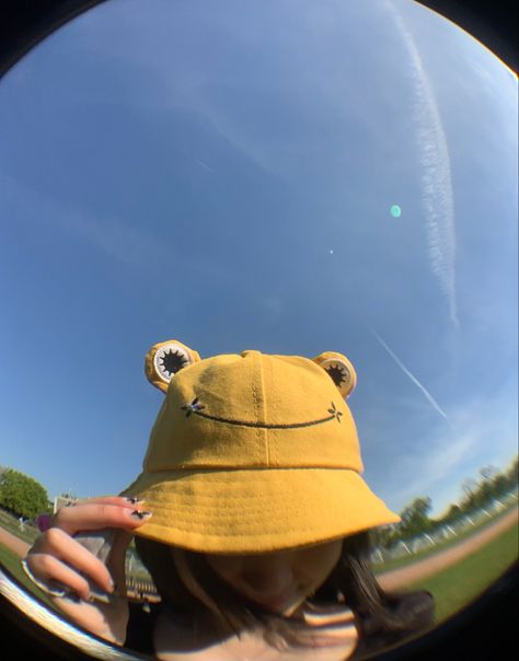 Harry Styles Bucket Hat, Yellow Bucket Hat Outfit, Bucket Hat Pictures, Bucket Hat Outfit Aesthetic, Bucket Hats Aesthetic, Bucket Hat Summer Outfit, Bucket Hat Outfit Summer, Bucket Hat Outfit Ideas, Bucket Hat Inspo