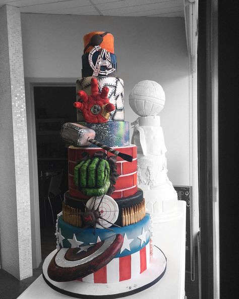 Marvel Birthday Party Cake, Birthday Cake Marvel, Marvel Cake Ideas, 15 Birthday Cake Ideas, Super Cool Cakes, Marvel Birthday Cake, Marvel Wedding, Avengers Cake, Marvel Birthday