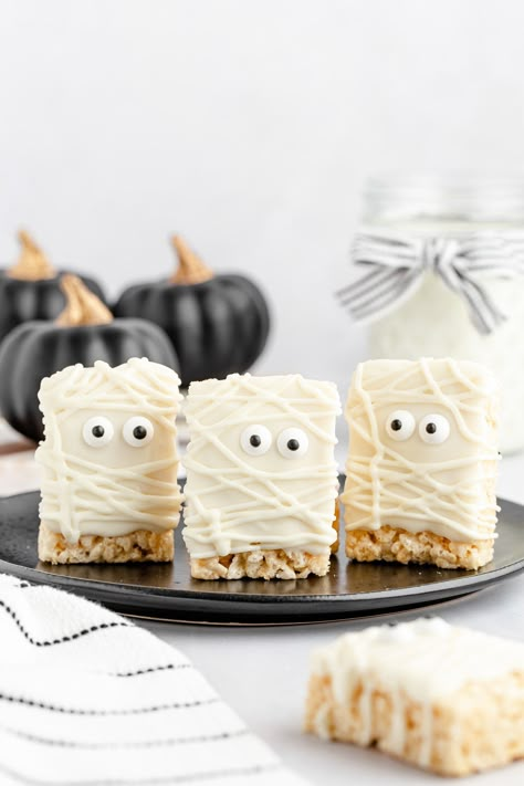 Mummy Rice Krispie Treats are super easy for kids to make. You can make these Halloween Rice Krispie Treats in less than 30 minutes! Chocolate Halloween Treats, Halloween Rice Krispies, Candy Corn Recipe, Pumpkin Rice Krispie Treats, Halloween Rice Krispie Treats, Halloween Party Appetizers, Halloween Cake Pops, Chocolate Melting Wafers, Halloween Food Treats