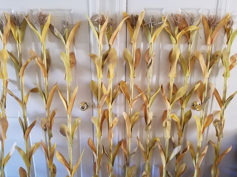 Haunted Hill, Inc.: Fake Corn Stalks How To Make Corn Stalks, Cornstalk Halloween Decorations, Diy Cornfield Halloween, Corn Decorations Fall, Diy Corn Stalks, Diy Cornstalk Decorations, Corn Stalks Decorations Diy, Fake Corn Stalks Diy, Haunted Cornfield Decorations