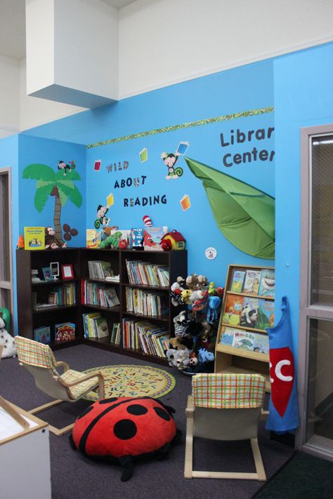 bibliotheek Preschool Library Center Decorations, Kindergarten Library Center, Preschool Library Center, Jungle Theme Library, Jungle Theme Classroom Family Tree, Classroom Library Organization Kinder, Preschool Library, Library Center, Classroom Decor Middle