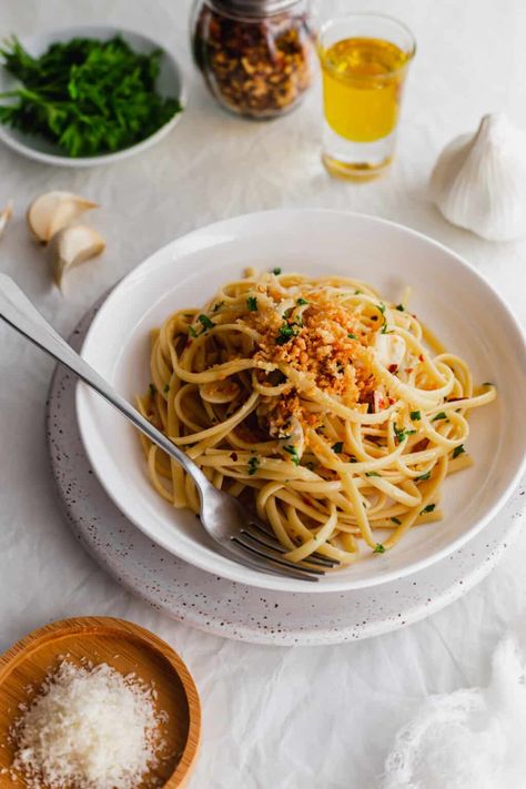 Olive Oil Sauce, Macaroni Soup, Garlic And Olive Oil, Linguine Recipes, Aglio E Olio, Linguine Pasta, Pasta Night, Yummy Pasta Recipes, Risotto Recipes