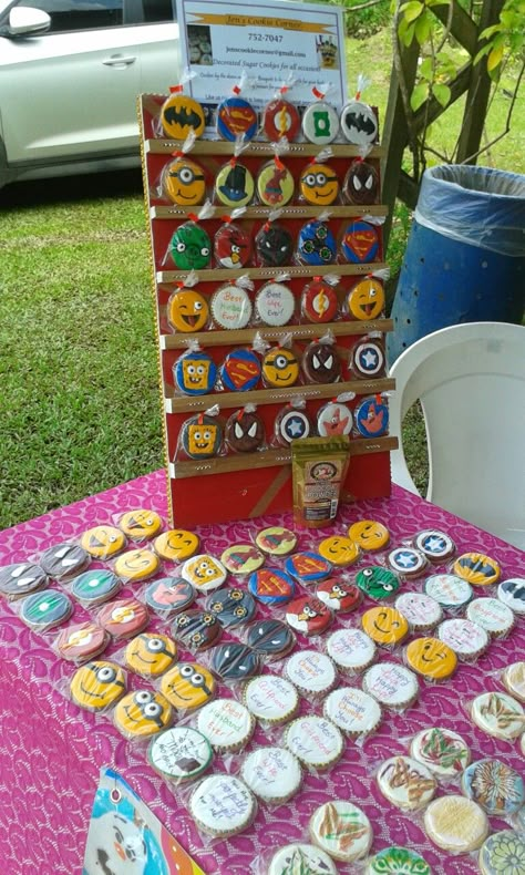 Craft Fair Cookie Booth, Craft Fair Food Booth Display Ideas, Craft Show Desserts, Cookies Stand Display, Decorated Cookie Display, Cookies Display Ideas Trays, Craft Fair Bakery Booth, Cookies To Sell Ideas, Cookie Displays For Craft Shows