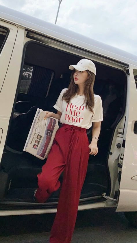 Red Outfit Korean, Turkey Style, Outfit Korean Style, Fashion Girly, Golden Globes Red Carpet, Korean Outfit Street Styles, Outfit Top, Stylish Hoodies, Set Outfits