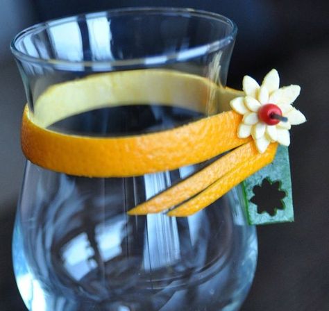 Cocktail Garnish orange peel wrapped around glass with flower detail Cocktails Garnish, Cocktail Garnish Ideas, Drink Garnishes, Citrus Garnish, Garnish Ideas, Cocktail Garnishes, Cocktail Decorations, Fruit Garnish, Low Carb Cocktails