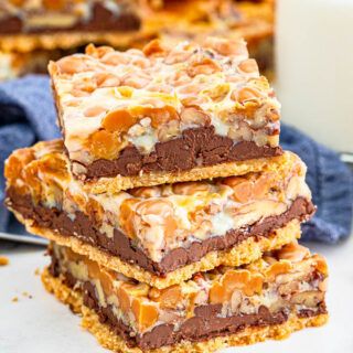 Turtle Magic Bars - The Bitter Side of Sweet Upside Down Apple Cake, Magic Bars Recipe, Best Banana Pudding, Magic Bars, Country Cook, Dessert Bar Recipe, The Country Cook, Country Cooking, Oatmeal Chocolate Chip Cookies