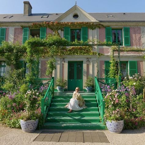 Shannon Pratuch on Instagram: "GIVERNY GUIDE, PART FOUR.   Swipe to see the slides!   In this four-part series, I share insider info to maximize your trip to Giverny and see Monet’s famous house and stunning gardens @fondationmonet.  I have also linked two videos I made during a recent trip where I had incredible, behind-the-scenes access to the entire house and gardens. Link in bio!   PART FOUR:  There’s much more to see in Giverny than Monet’s home and garden.   Consider an overnight stay in the village to explore these sites:  ° Tombe de Claude Monet - Would you like to thank Mr. Monet for his artistic contributions to the world? You can visit his gravesite as you leave Giverny. It’s a special moment and a unique way to end your pilgrimage. From here, retrace your steps back to the trai Claude Monet House, Giverny Monet, Monet Garden Giverny, Famous Houses, Romantic Country, Girl House, Paris Photos, Northern Italy, Pretty Places