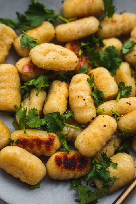 Vegan Potato Gnocchi, Vegan Gnocchi, Gnocchi Recipes Homemade, Potato Varieties, Pasta Varieties, Making Gnocchi, Gnocchi Recipe, Dried Potatoes, Homemade Gnocchi