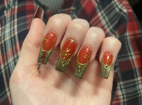 Red And Green Aura Nails, Erykah Badu Nails, Twee Nails, Silver And Red Nails, Green And Red Nails, Whimsigoth Nails, Green And Orange Nails, Red And Green Nails, Cozy Colors