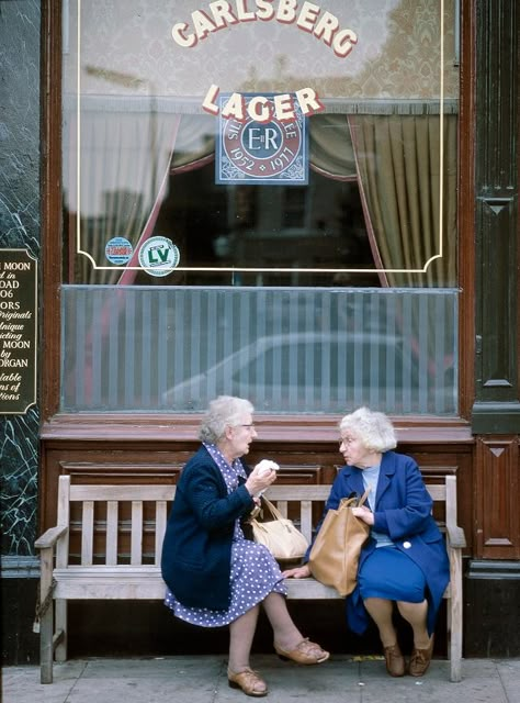 London in 1979 Through Fascinating Photos ~ Vintage Everyday Home Bar Kitchen, London Pubs, Vintage Everyday, Bar Kitchen, Photos Vintage, Gift Art, Reference Photos, Illustration Print, Free Art