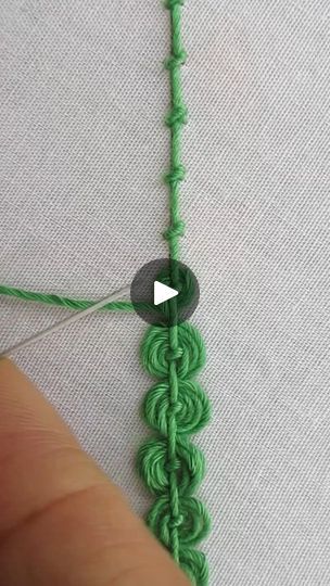 Hand Embroidery Border Designs, Running Stitch Embroidery, Embroidery Videos, Hand Embroidery Flowers, Flower Embroidery Designs, Running Stitch, Embroidery Craft, Quilting Crafts, Embroidery Tutorials