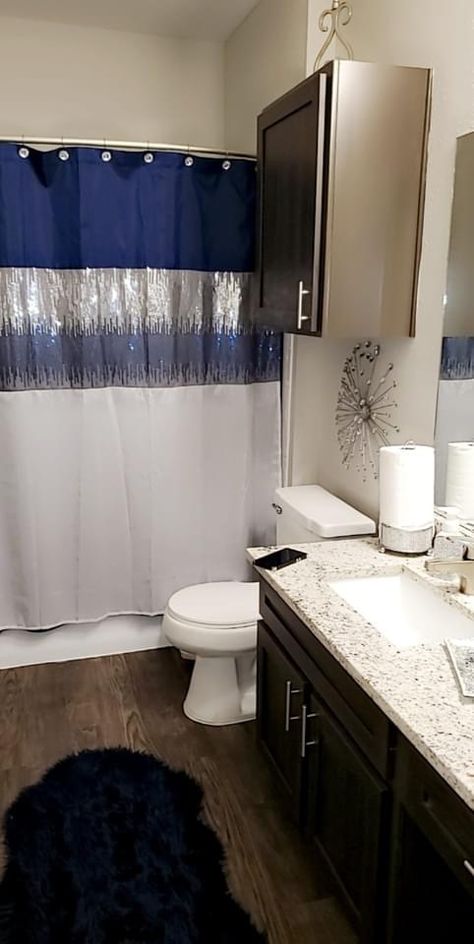 Royal Blue Bathroom Ideas, Royal Blue Bathroom Decor, Blue Bathroom Ideas Decoration, Blue Bathroom Accents, Blue And Silver Bathroom, Royal Blue Bathrooms, Girly Bathroom Decor, Housing Decor, Silver Bathroom Decor