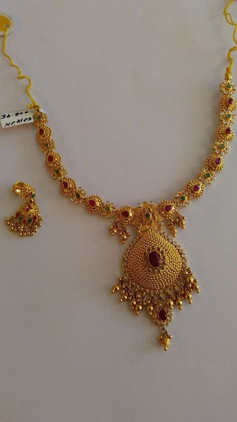 Popular Fashion Designers Gold Necklace Bridal Jewellery Design Neklesh Jewellery Gold, Neklesh Design Gold, Necleses Necklaces Gold, Neklesh Jewellery, Neklesh Design, Neklesh Gold Jewelry Simple, Simple Necklace Designs Gold Indian, 20 Gms Gold Necklace Indian, New Necklace Designs Gold