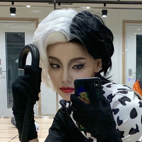 loona jinsoul lq halloween icon Loona Halloween, Cruella Devil Costume, Creepy Mirror, Jinsoul Loona, Loona Jinsoul, Halloween Icon, Devil Costume, Low Quality, Mirror Selfie