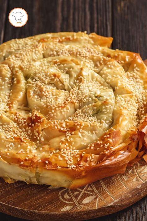 Che sia di carne o di spinaci, il burek resta uno dei piatti più apprezzati della cucina turca. Ecco come prepararlo con la ricetta originale.

Ingredienti: 1 confezione di pasta fillo, 500 g di spinaci, 200 g di feta, 1 cipolla, 3 cucchiai di olio, sale q.b., pepe q.b., latte q.b. Filo Pastry Recipes, Smoked Salmon Pasta, Quiche Lorraine Recipe, Quick Chicken Dinner, Mary Berry Recipe, Pasta Fillo, Filo Pastry, Savory Pastry, Mary Berry