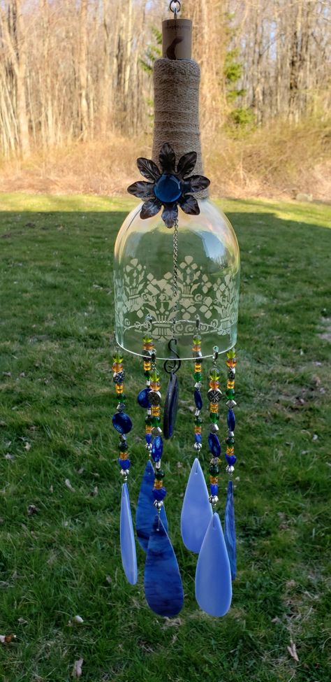 Diy For Wine Bottles, Wine Glass Wind Chimes, Blue Wine Bottle Crafts Diy, Ideas For Gardens Diy Projects, Things To Make With Glass Bottles, Glass Windchimes Diy, Cut Wine Bottle Crafts, Glass Bottle Wind Chimes Diy, Diy Glass Bottle Crafts Ideas Home Decor