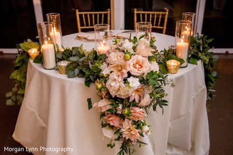 Guest Table Wedding Ideas, Bride And Geoom Table, Wedding Reception Couple Table, Reception Tables, Morning Reception Stage Decoration, Indian Reception Table Decor, Wedding Couple Table Decor, Wedding Couple Table Decoration, Mr Amd Mrs Table