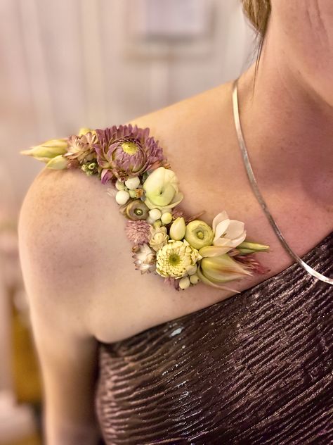 Clavicle Tattoo Wearable Flowers Wedding, Flower Decorating Ideas, Flowers Costume, 3d Fabric Flowers, Bride Tattoo, Wearable Flowers, Clavicle Tattoo, 3d Fabric, Wrist Corsage