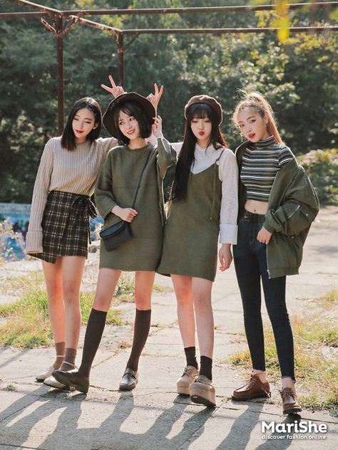 Friendship-goal Outfit Ideas based on Korean Style  read more:  http://www.ferbena.com/friendship-goal-outfit-ideas-based-on-korean-style.html Family Photo Outfits Winter, Outfit Ideas Korean, Family Photoshoot Outfits, K Fashion, Family Photo Outfits, Korean Fashion Trends, Outfit Trends, Ulzzang Fashion, Asian Outfits