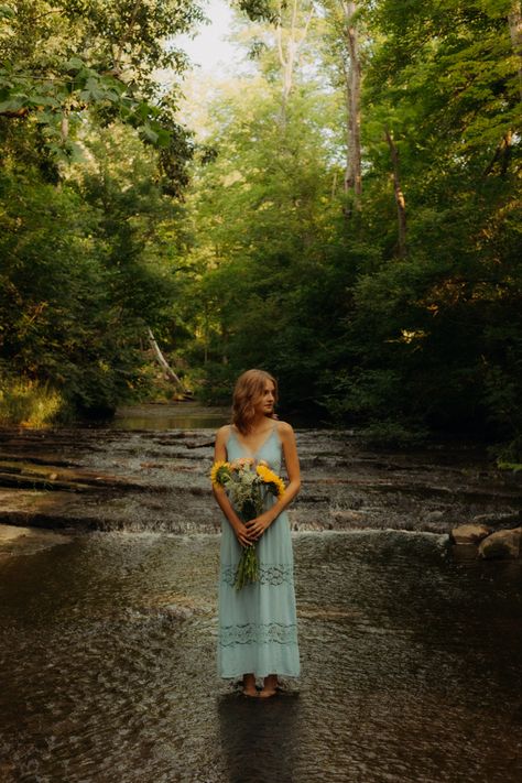 Creek Graduation Pictures, Cute Outdoor Pictures, Fashion Senior Pictures, Outdoor River Photoshoot Ideas, Field Fall Photoshoot, Senior Pics In Creek, River Photoshoot Senior Pics, Baddie Outdoor Photoshoot, Senior Picture Ideas Jersey