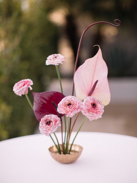 Ikebana Style Wedding Centerpiece, Modern Purple Bouquet, Modern Pink Flower Arrangements, Kenzan Floristic Wedding, Tiny Floral Arrangements, Anthurium Wedding, Ikebana Wedding, Modern Floral Decor, Birthday Cake Roses