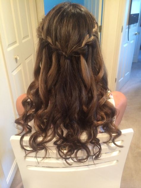 Waterfall Braid Crown, Princess Hairstyles Medium Length, Cute Hairstyles For Events, Hairstyles Breads, Medium Length Hairstyles For Graduation, Cute Hairstyles Fancy, Curls With Braids Hairstyles, Eid Hairstyles Long Hair, Braided Wavy Hair