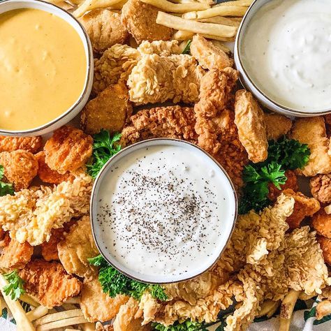 Chicken Nugget Charcuterie Board, Picnic Dinner Party, Nuggets And Fries, Birthday Gathering, Charcuterie Ideas, Food Boards, Snack Plates, Charcuterie Inspiration, Chicken Nugget