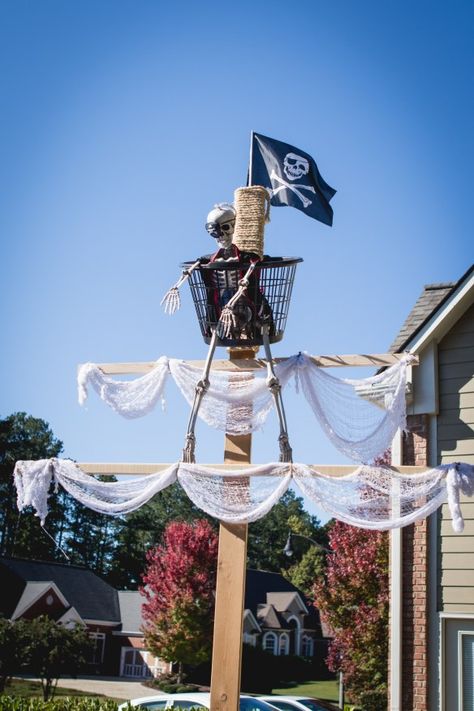 Pirate Ship For Halloween, Pirate Decorations Halloween, Pirate Theme Decorations Diy, Pallet Pirate Ship Halloween, Pirate Sail Diy, Diy Outdoor Pirate Ship, Pirate Ship Party Decor, Pirate Ship Parade Float Ideas, Pirate House Halloween