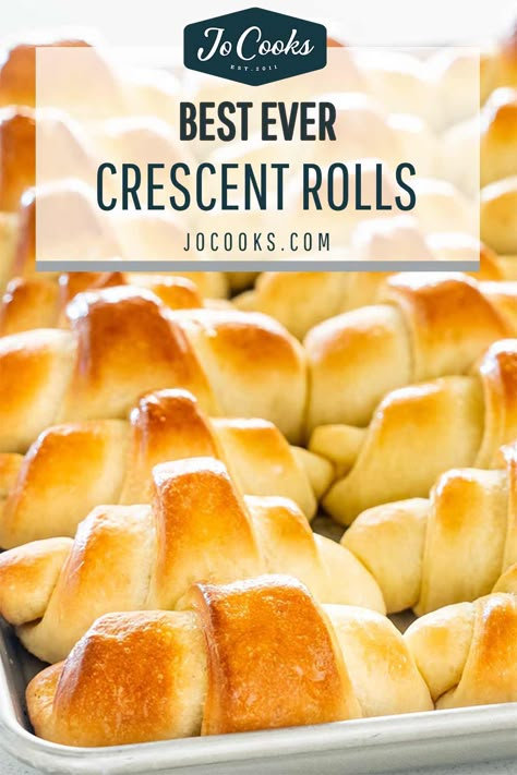 These Crescent Rolls are really the perfect dinner rolls. Soft, buttery, amazing flavor yet incredibly simple to make. There's nothing better than fresh hot dinner rolls right out of your oven. #dinnerrolls #crescents #crescentrolls #recipe Yeast Crescent Rolls, Homemade Crescent Rolls, Croissant Roll, Easy Dinners For Two, Jo Cooks, Crescent Roll Recipes, Snacks Für Party, Easter Dinner, Crescent Rolls