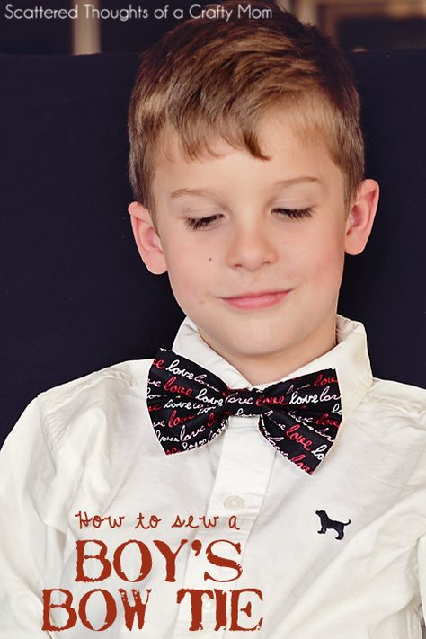 Super Easy Boy's Bow Tie Tutorial. You can easily make 2 sizes, either with a machine or sewing by hand! Bow Tie Tutorial, Tie Tutorial, Sew Bow, Make A Bow Tie, Baby Boy Bow Tie, Trendy Sewing Projects, Valentine's Party, Boy Sewing, Bowtie Pattern