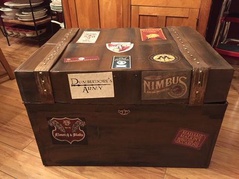 Full size DYI Harry Potter trunk made from cardboard box. Harry Potter Birthday prop Harry Potter Suitcase, Harry Potter Music Box, Harry Potter Trunk, Harry Potter Valentines, Harry Potter Props, Harry Potter Theme Birthday, Diy Harry Potter, Harry Potter Bday, Harry Potter Music