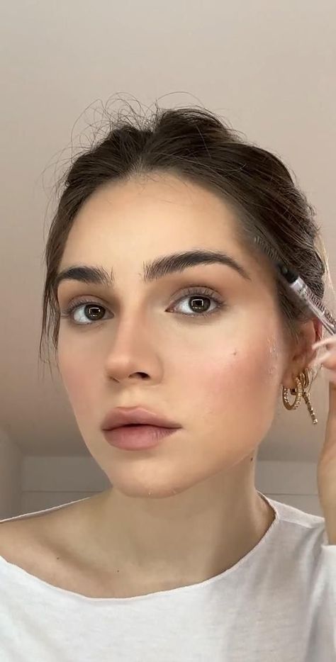 tiktok makeup Simple Makeup For Small Eyes, Makeup Ideas Natural Tutorials, Makeup Tutorial For Small Eyes, Work Appropriate Makeup, Simple Makeup Natural Looks, Nude Makeup Tutorial Step By Step, Natural Makeup Looks Videos, Simple Makeup Videos, Dry Skin Makeup Routine