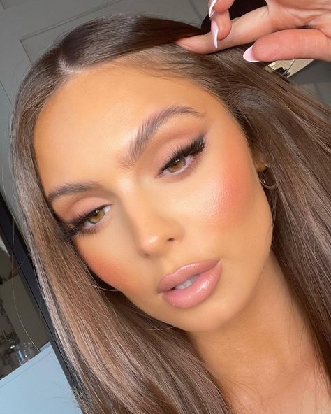 JESSICA LYNNE EVANS on Instagram: “I wonder what glam everyone will be asking for this year 🤩???? Tell meeeeee Key products @primalash_lashes Peaches (JESS50) @fentybeauty…” Wedding Hairstyles And Makeup, Natural Glam Makeup, Peach Makeup, Makeup Accesories, Bridesmaid Hair Makeup, Formal Makeup, Soft Glam Makeup, Bridal Makeup Looks, Natural Glam