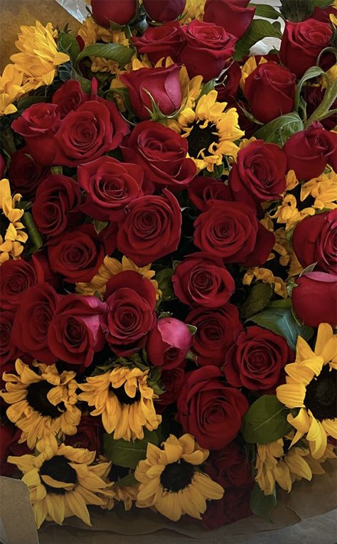 How Kylie Jenner & All the Kardashians Celebrated Valentine's Day - E! Online Red Roses And Sunflowers, Khloe And Kourtney, All The Kardashians, Balloons Galore, Sunflowers And Roses, Instagram Roses, Boquette Flowers, Sunflower Wallpaper, The Kardashians